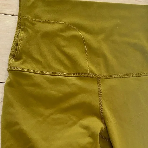 Luluemon Athletica - GOLD SET - High Neck Bra & High-Rise 8” Short - Picture 5 of 6